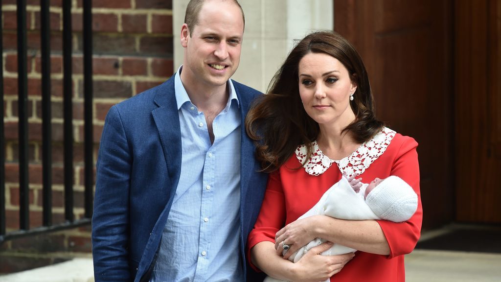 De rojo y recuperada en tiempo récord: las fotos del posado de Kate Middleton con su tercer bebé