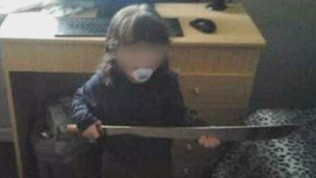 Condenan a dos años de cárcel a un exmilitar que vestía a sus hijos como terroristas