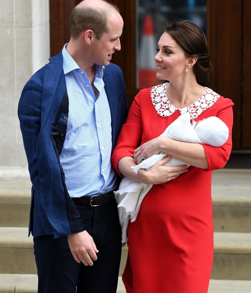 De rojo y recuperada en tiempo récord: las fotos del posado de Kate Middleton con su tercer bebé