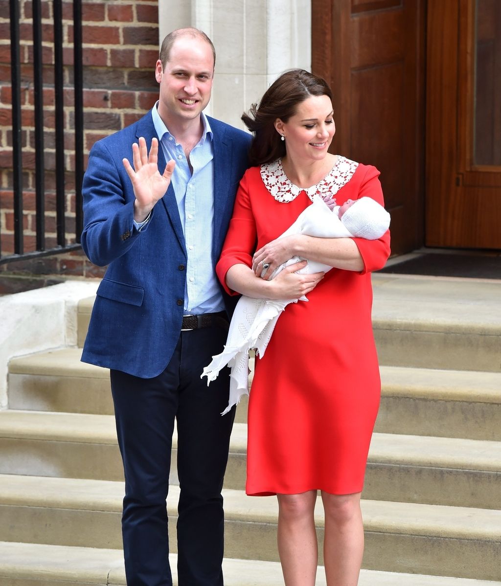 De rojo y recuperada en tiempo récord: las fotos del posado de Kate Middleton con su tercer bebé