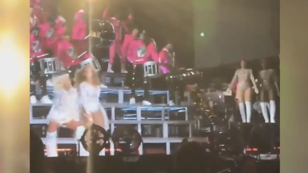 Beyoncé y su hermana Solange acaban por los suelos durante una actuación