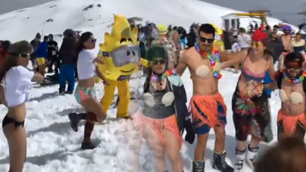 En vídeo: ¡Semi-desnudos y en la nieve! Así inauguran la primavera más de 300 esquiadores