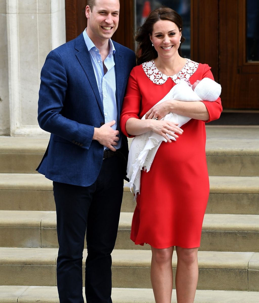De rojo y recuperada en tiempo récord: las fotos del posado de Kate Middleton con su tercer bebé