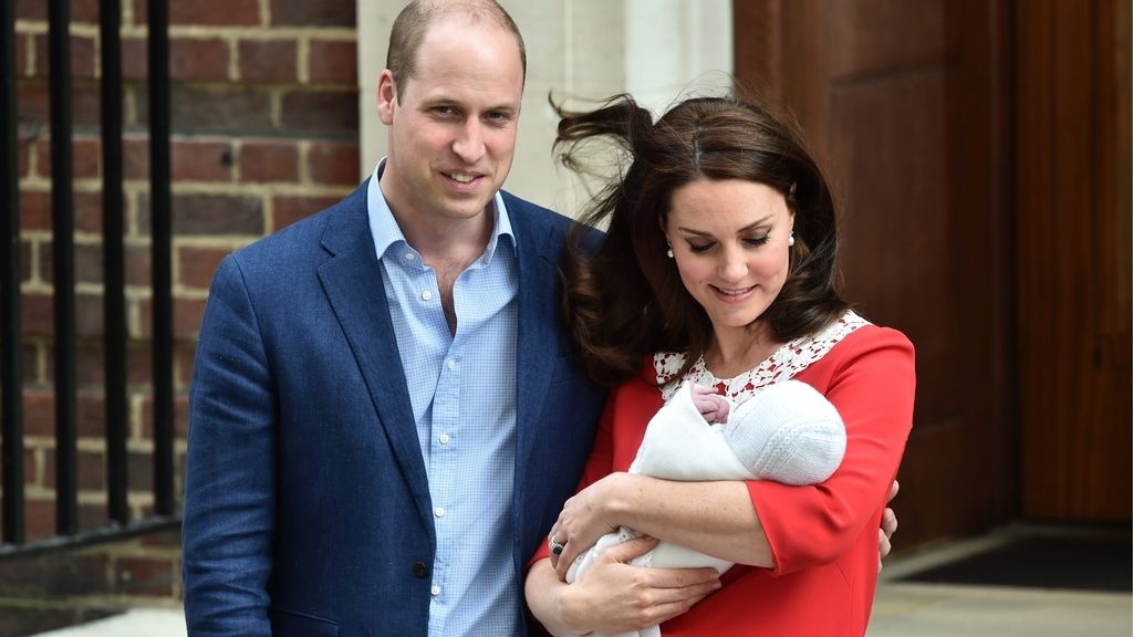 De rojo y recuperada en tiempo récord: las fotos del posado de Kate Middleton con su tercer bebé