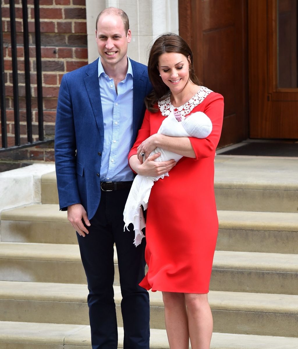 De rojo y recuperada en tiempo récord: las fotos del posado de Kate Middleton con su tercer bebé