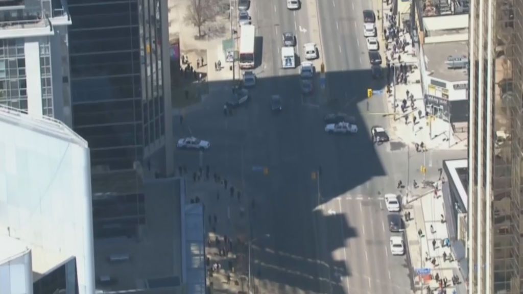 Una furgoneta arrolla a un grupo de peatones en Torontoo