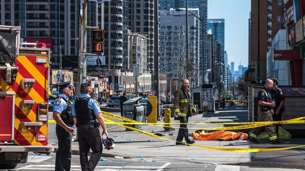 Una furgoneta atropella mortalmente a nueve personas y deja 16 heridos en Toronto