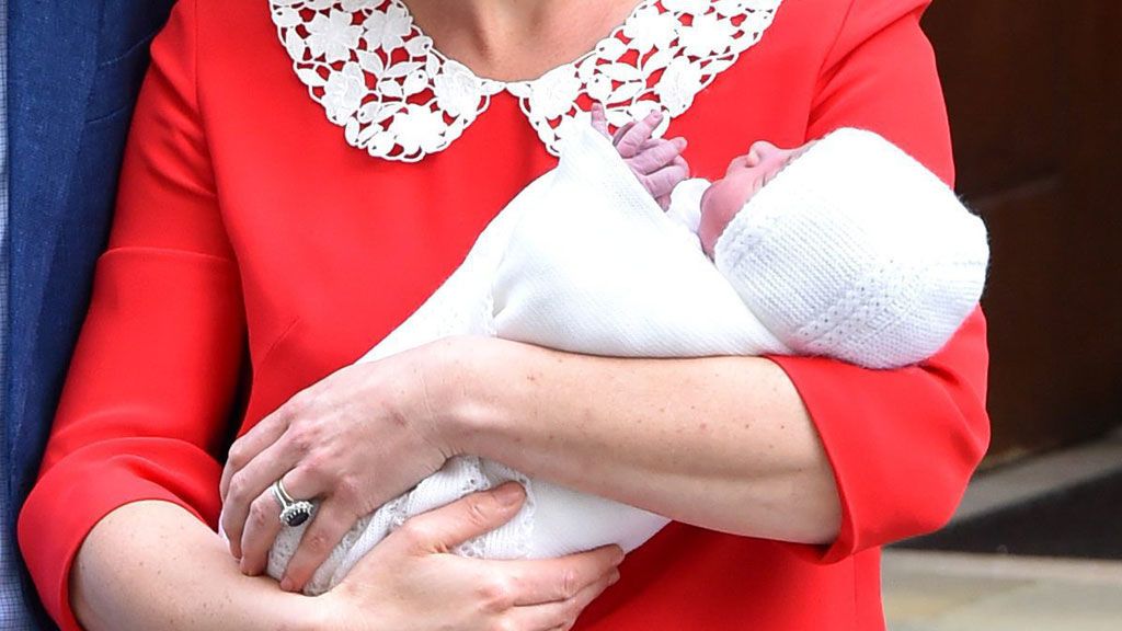 De rojo y recuperada en tiempo récord: las fotos del posado de Kate Middleton con su tercer bebé