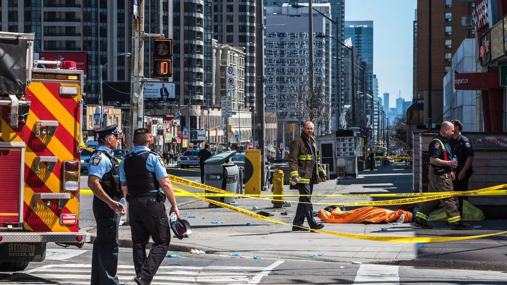 Una furgoneta atropella mortalmente a nueve personas y deja 16 heridos en Toronto