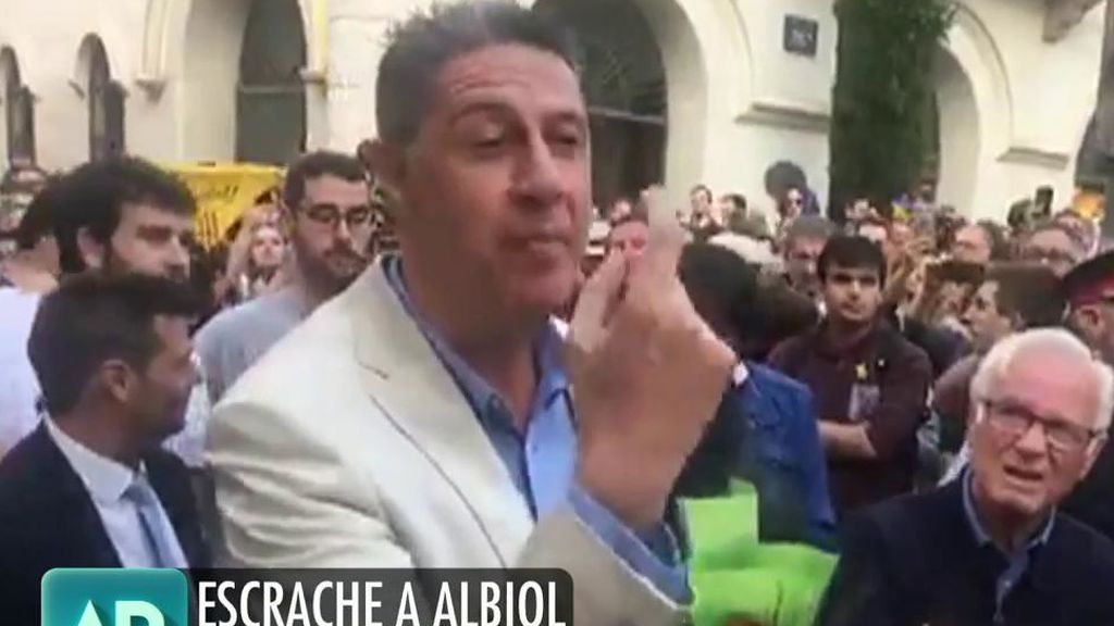 Rodean e increpan a Albiol, presidente del PP catalán, en Sant Jordi