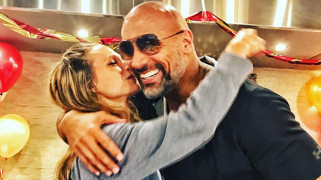 Dwayne Johnson ya no es 'papá por sorpresa': la foto "piel con piel" con la que presenta a su tercera hija