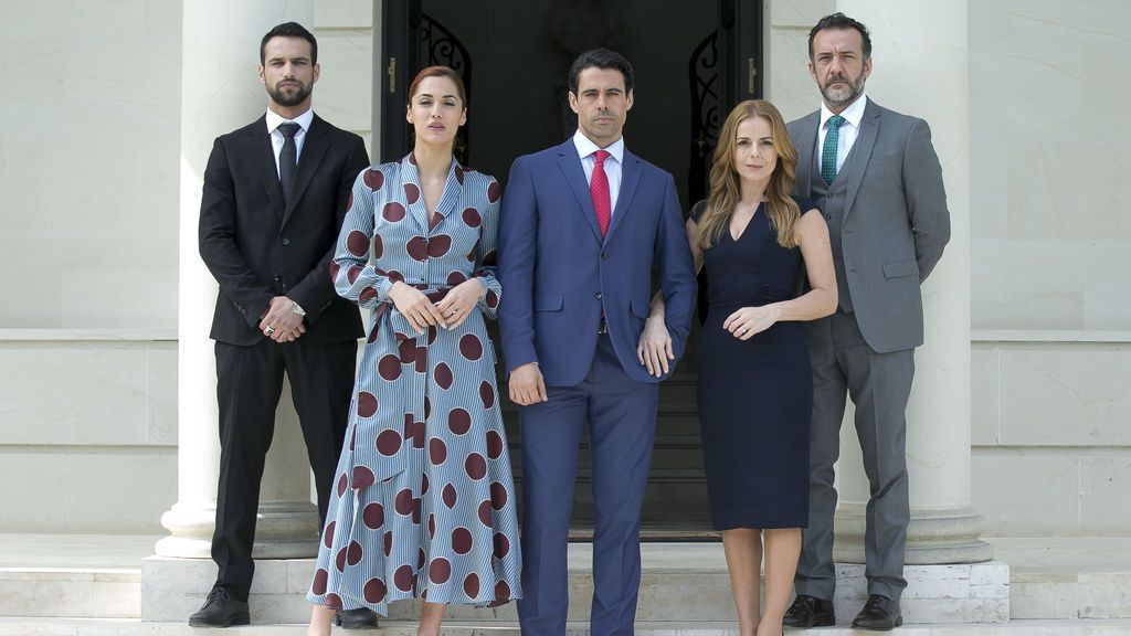 Jesús Castro, Michelle Calvó, Emmanuel Esparza, Miryam Gallego y José Luis García Pérez, protagonistas de 'Secretos de Estado'.