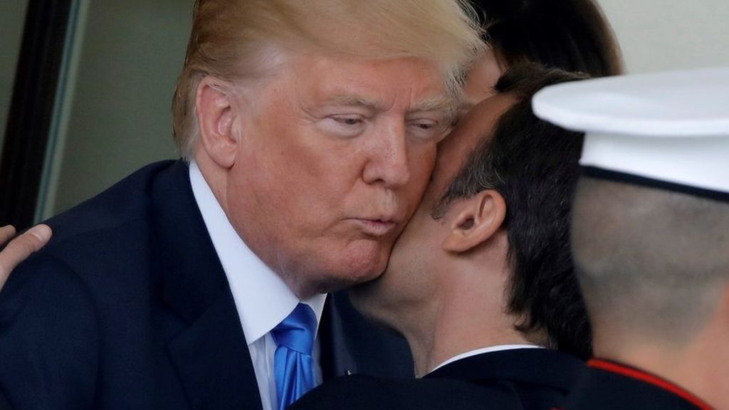 Trump "se come a besos" al presidente Macron en la Casa Blanca