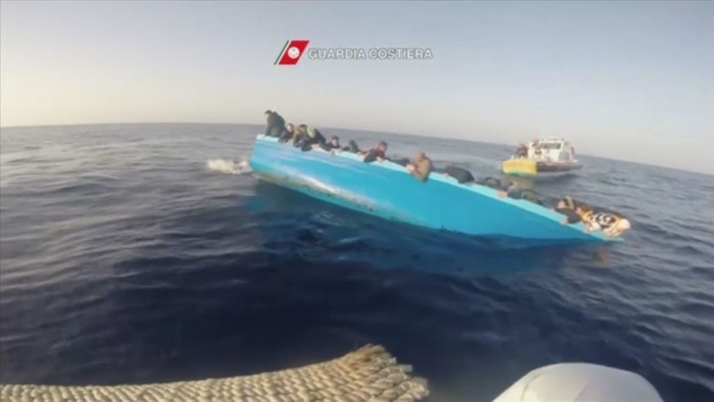 El angustioso rescate de una embarcación que vuelca en el mar con 63 inmigrantes