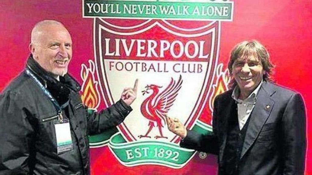 Pruzzo y Conti realizando una peineta al escudo del Liverpool