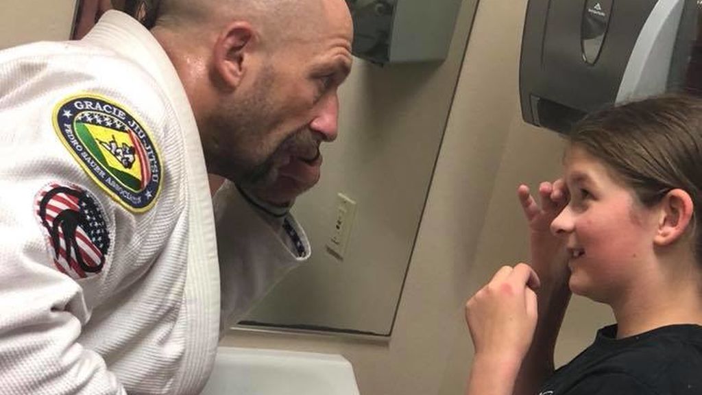 “Nunca he visto un gesto tan generoso”: una estrella de las artes marciales ayuda a una niña de 12 años a superar su gran miedo “Nunca he visto un gesto tan generoso”: una estrella de las artes marciales ayuda a una niña de 12 años a superar su gran miedo