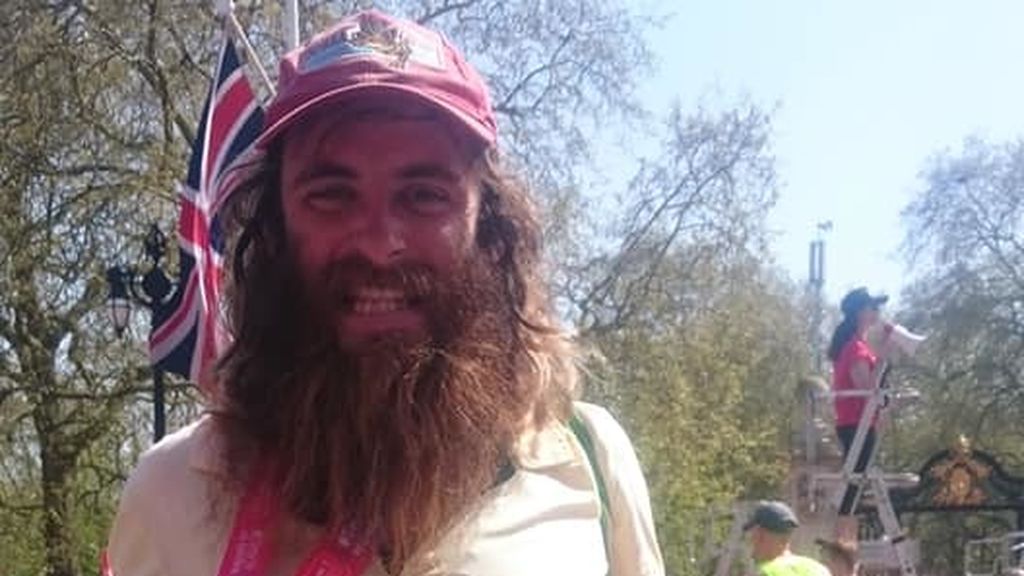 No es broma: 'Forrest Gump' existe y lo hemos localizado ¡Así corrió la maratón de Londres!