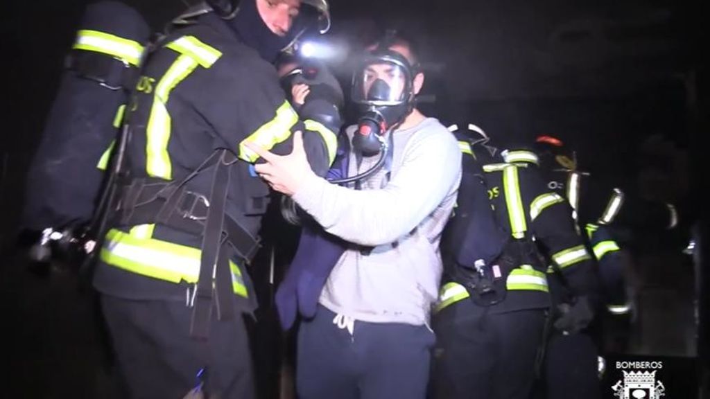 Increíble rescate de 30 vecinos en un incendio en Madrid