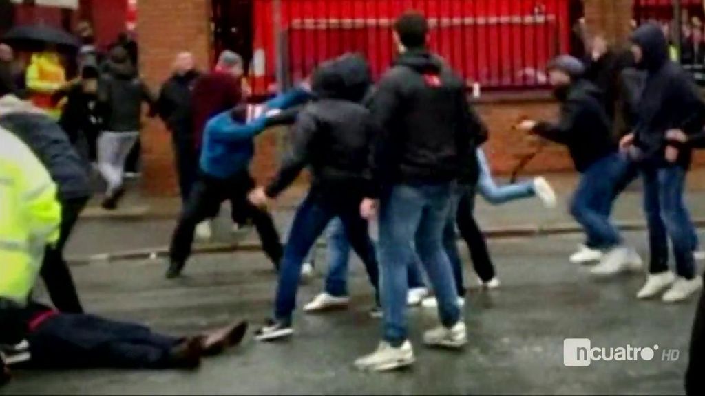 La violencia ultra enfrenta en los alrededores de Anfield a los ultras de la Roma y los hooligans del Liverpool