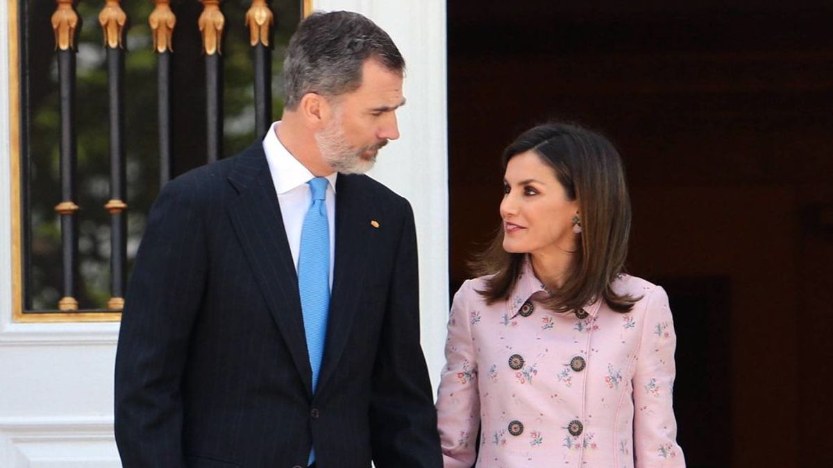 Felipe y Letizia reaparecen, sonrientes y de la mano, tras los rumores de divorcio