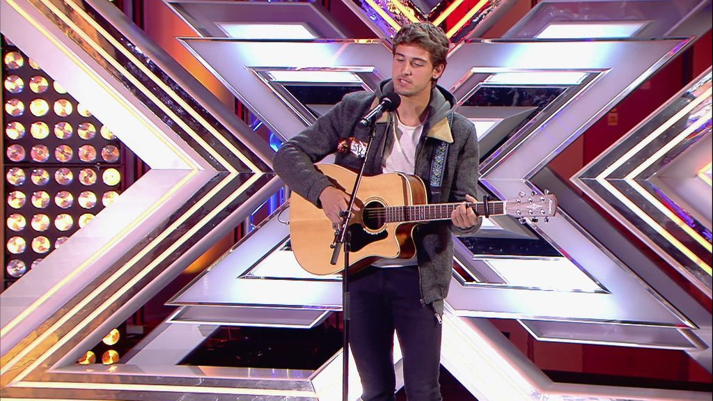 Factor X  Asier enamora a los jueces con su tema propio 