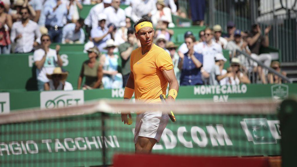 Nadal entrena en el Conde de Godó con un niño con el pie amputado Nadal entrena en el Conde de Godó con un niño con el pie amputado