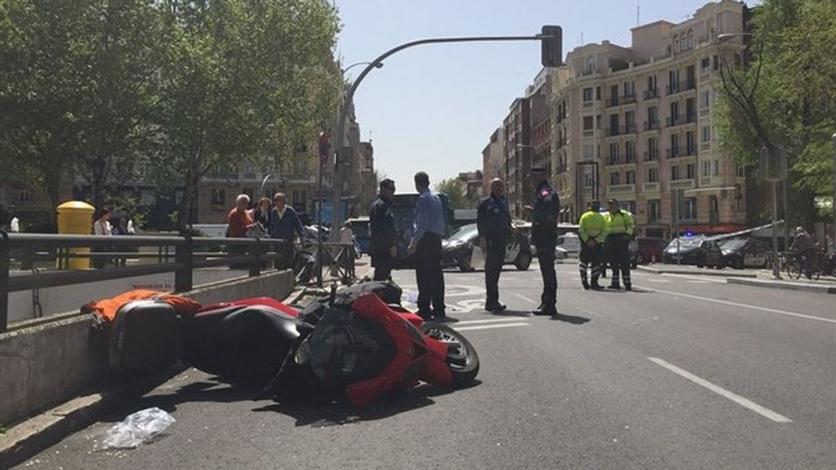 Cuatro heridos en Madrid al atropellar una moto a viandantes tras ser embestida por un coche
