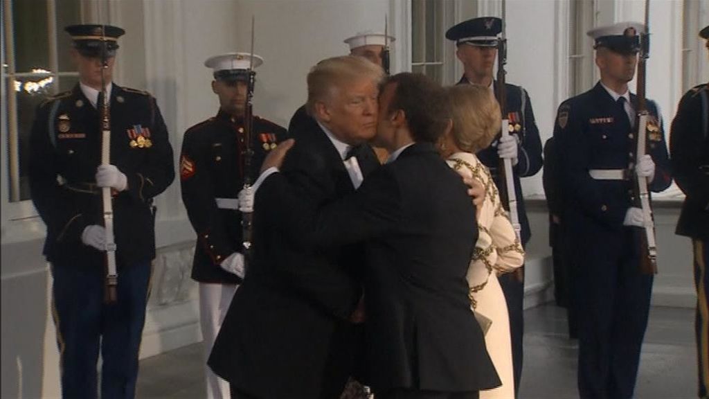 Trump amenaza a Irán y Macron ofrece un nuevo pacto nuclear en una visita llena de besos y abrazos