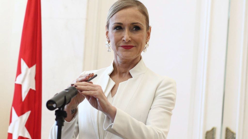 Aciertos y errores del look de Cristina Cifuentes en su dimisión