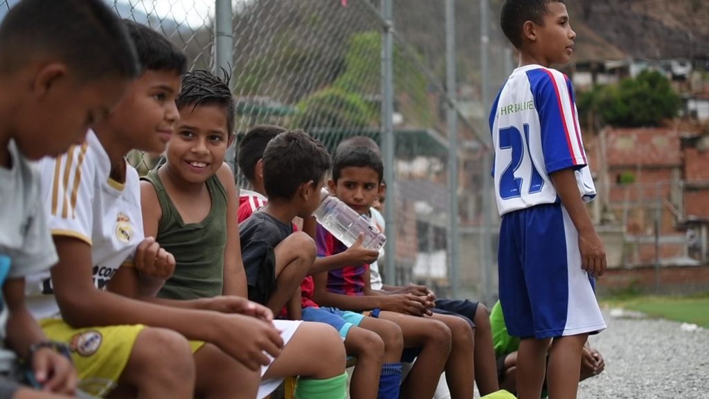 “Los niños, o entran en bandas o son asesinados”: Una pequeña luz en forma de campo de fútbol en plena ‘villa’ venezolana