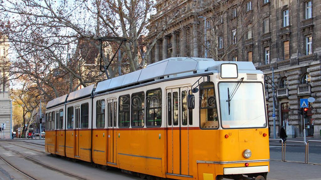 tranvía-anaranjada-en-budapest-23387786