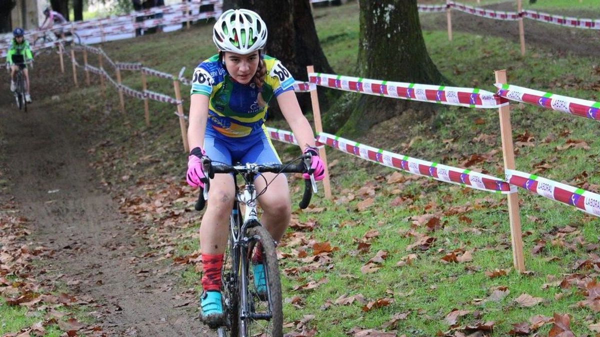 Un conductor se da a la fuga tras atropellar a Vanessa Busta, atleta asturiana de 14 años, mientras entrenaba Un conductor se da a la fuga tras atropellar a Vanessa Busta, atleta asturiana de 14 años, mientras entrenaba