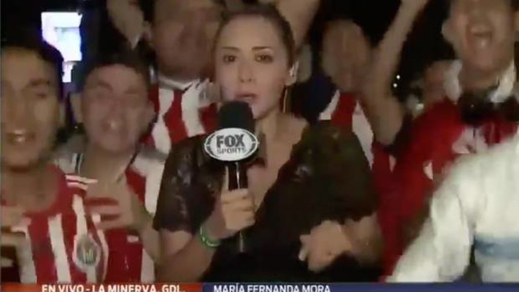 Una periodista de México es acosada en pleno directo y responde golpeando con el micrófono