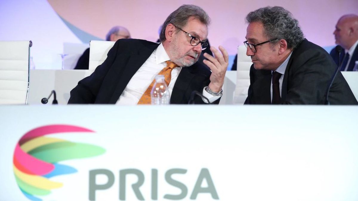 El expresidente ejecutivo del Grupo Prisa, Juan Luis Cebrián (izquierda), durante la Junta General Extraordinaria de Accionistas de 2017,  en la que anunció a Manuel Polanco (derecha) como su sucesor.