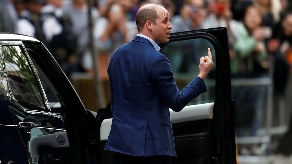 ¿El príncipe William hace una peineta?
