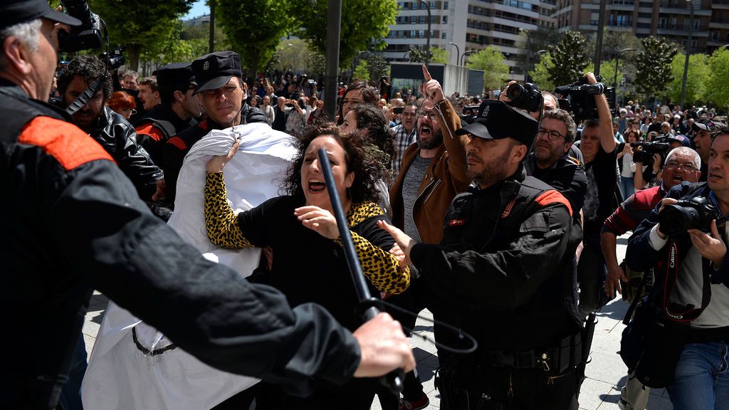 Rompen el cordón policial en la Audiencia de Navarra ante la condena a los miembros de La Manada