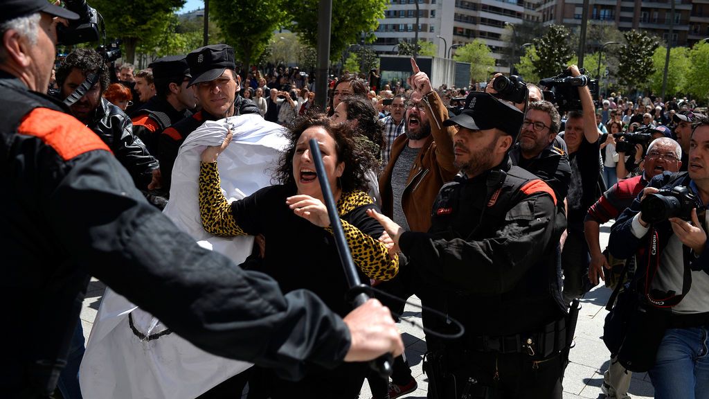 Rompen el cordón policial en la Audiencia de Navarra tras la condena a los miembros de La Manada