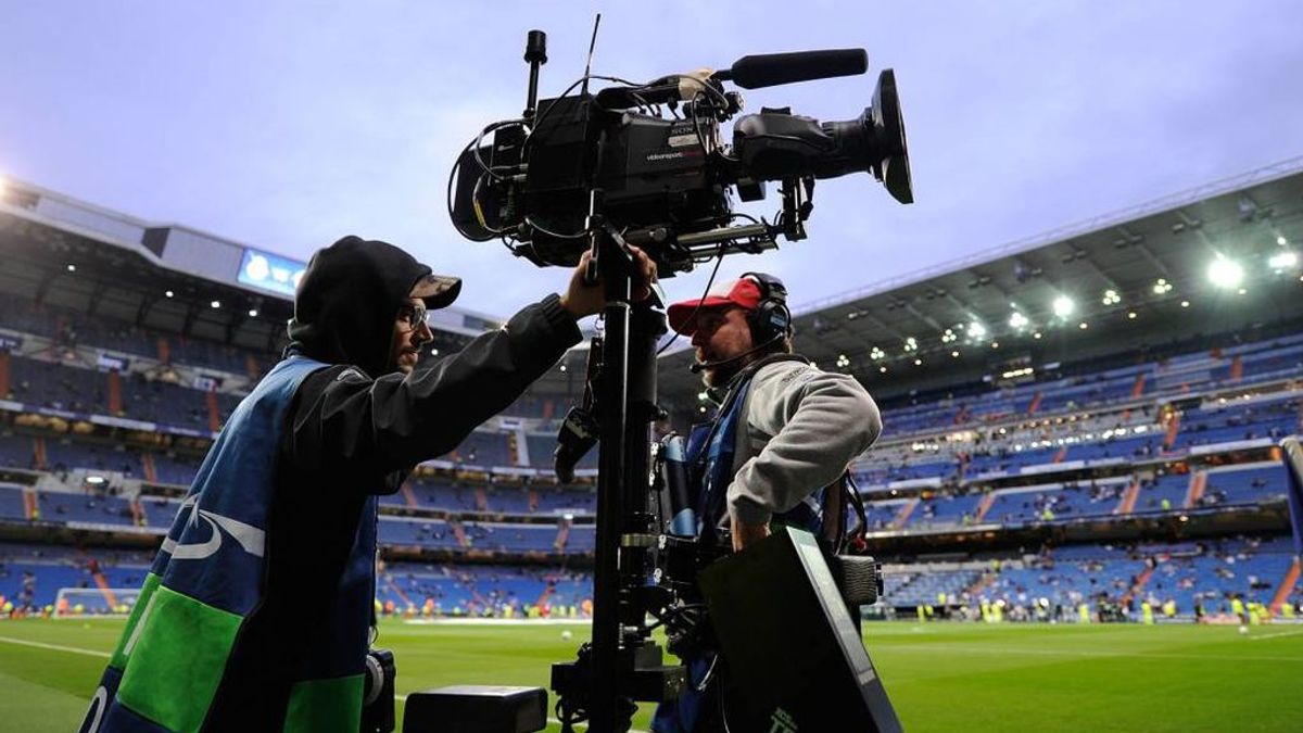 Una cámara, esta temporada en la retransmisión de un partido de fútbol en el estadio Santiago Bernabéu.