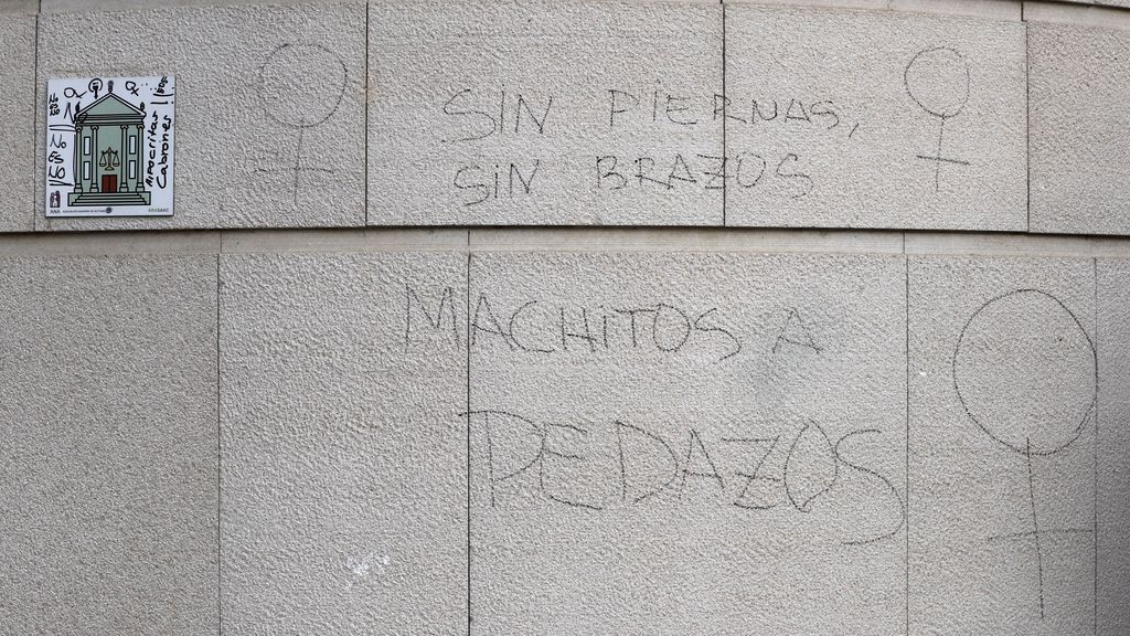 Aparecen pintadas en la fachada de la Audiencia de Navarra tras la sentencia