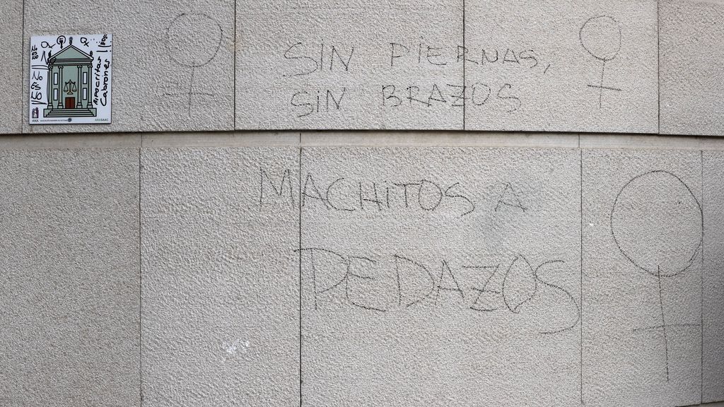 Aparecen pintadas en la fachada de la Audiencia de Navarra tras la sentencia a 'La Manada'