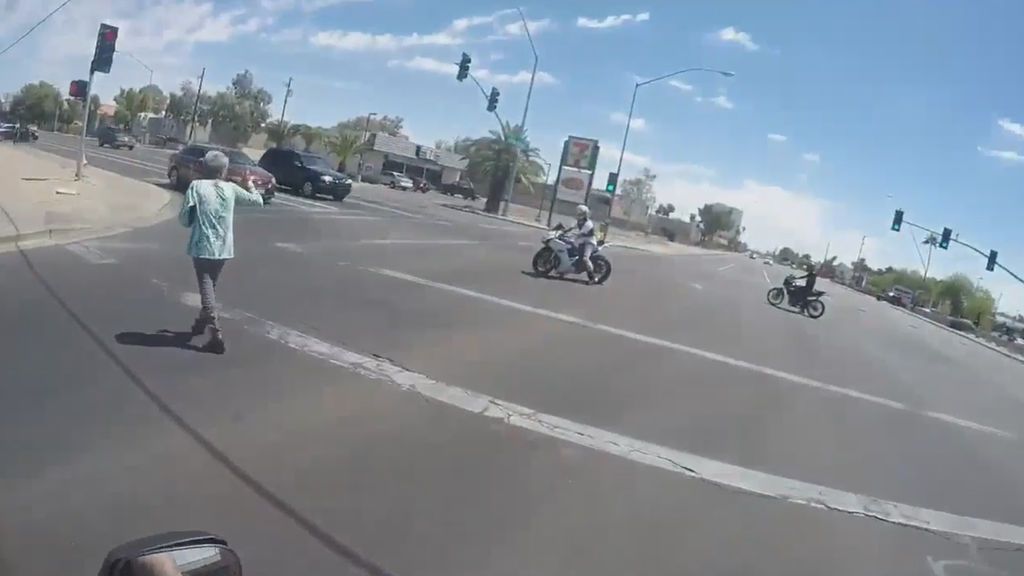 El amable gesto de tres moteros con una anciana que intentaba cruzar la calle