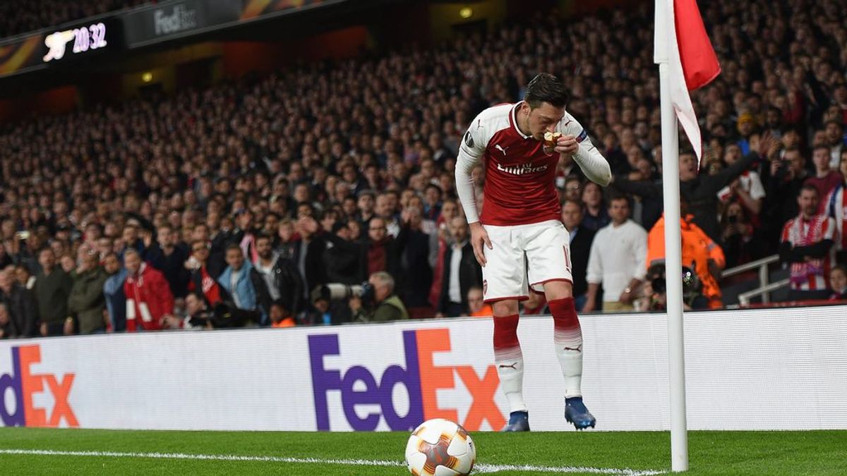 El gesto de respeto de Özil a la cultura turca tras el lanzamiento de un trozo de pan desde la grada del Atlético en el Emirates