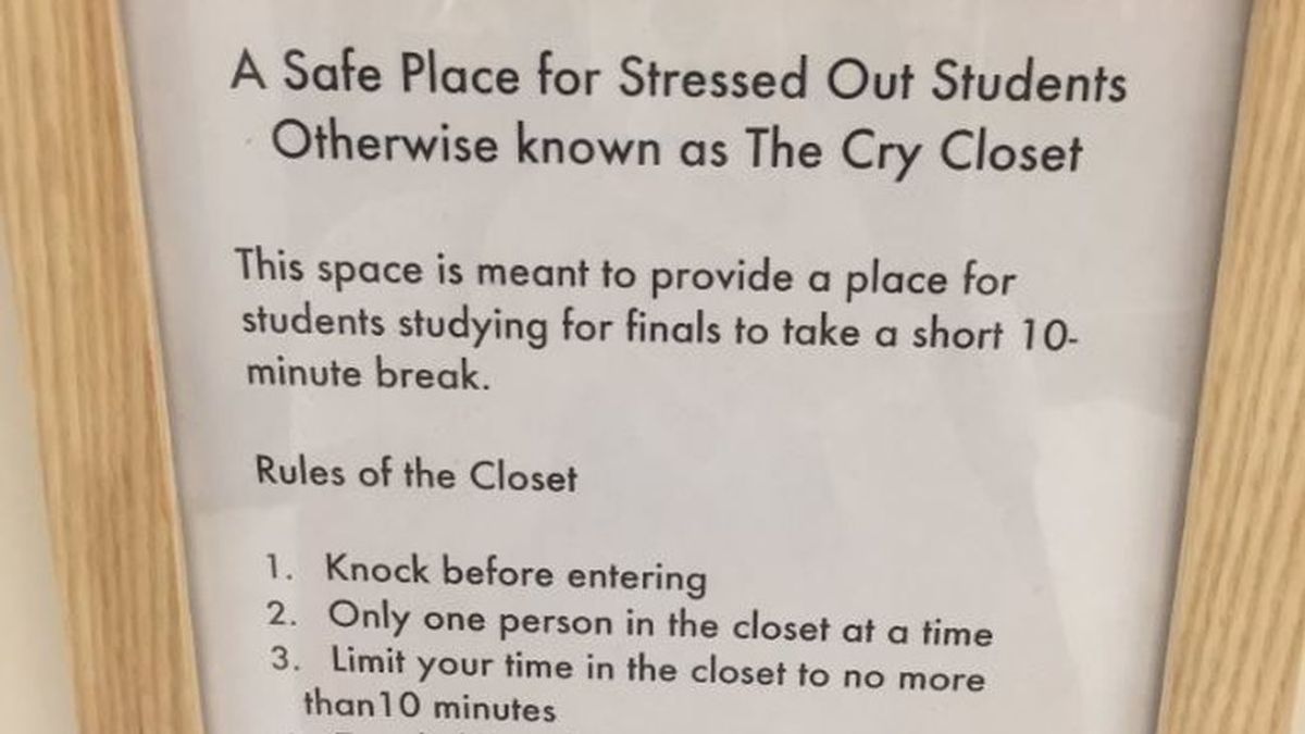 Una universidad instala un "armario para llorar" en su biblioteca