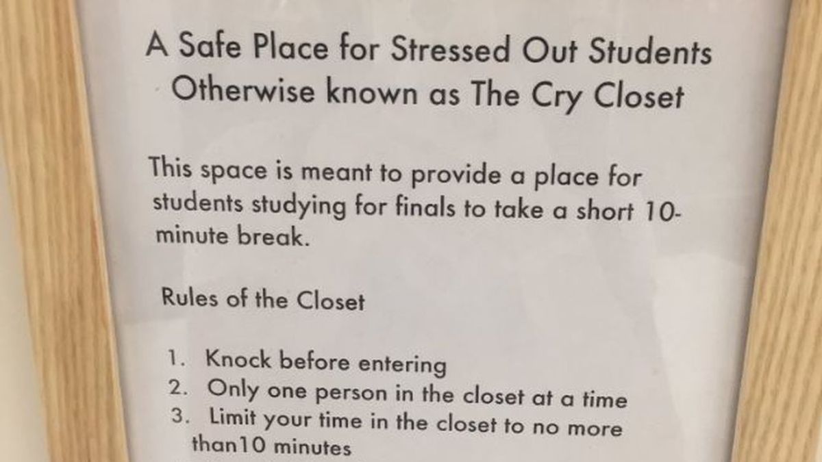 Una universidad instala un "armario para llorar" en su biblioteca