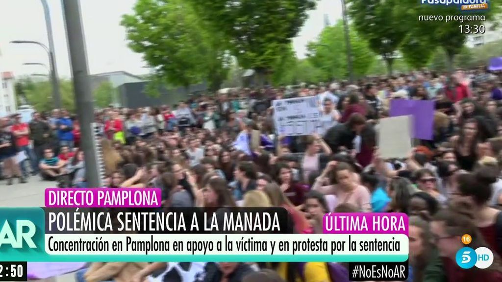 Pamplona se concentra en frente del Palacio de la Justicia en apoyo a la víctima de 'La Manada'