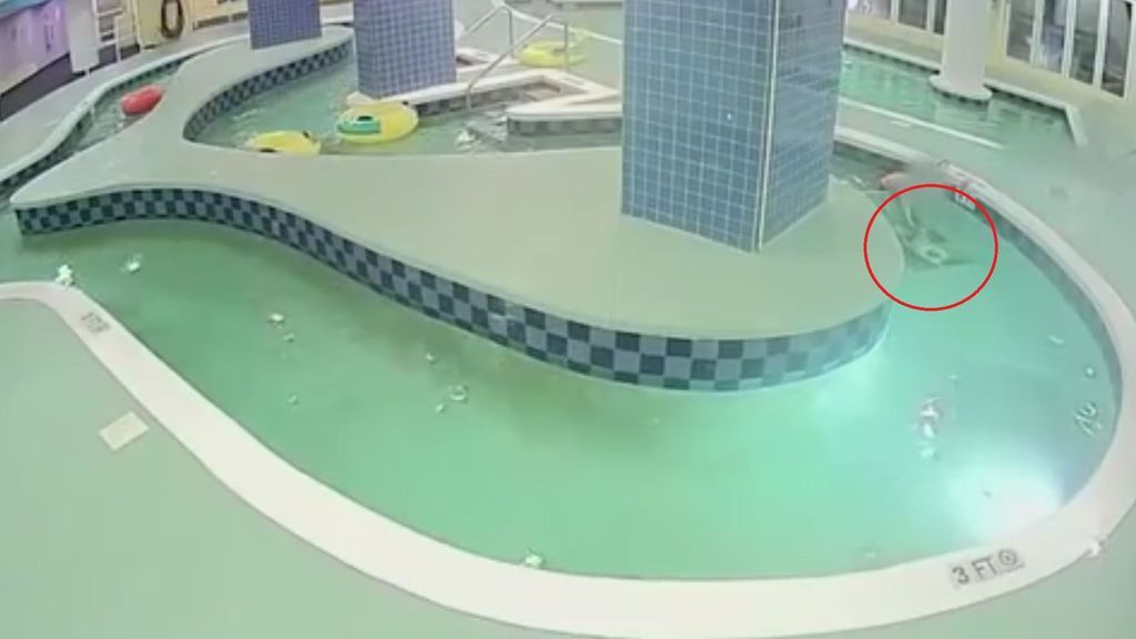 Un niño queda atrapado bajo el agua en una piscina durante 8 minutos