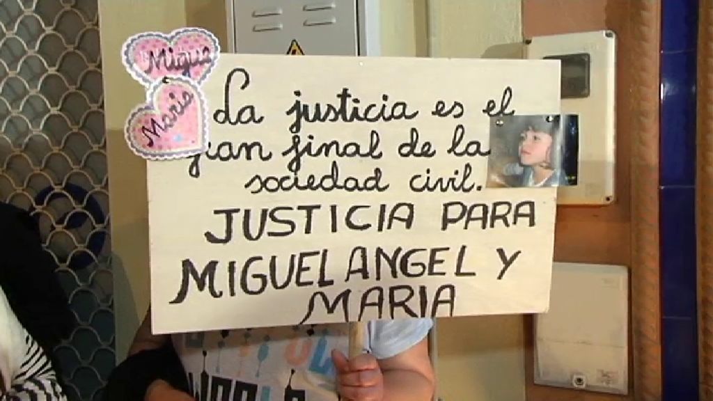Cientos de personas recuerdan a Miguel Ángel y María, asesinados en Almonte