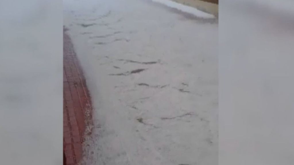 Una tormenta de granizo deja las calles blancas en algunas localidades de Huesca