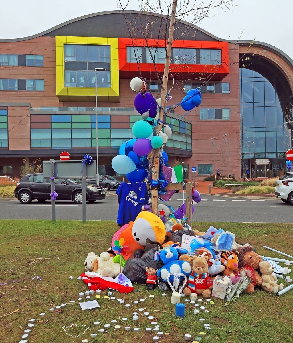 Improvisado altar en recuerdo de Alfie