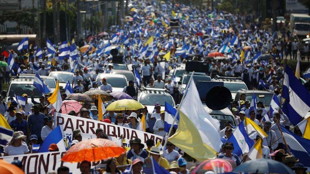 Miles de personas se manifiestan por la paz en Managua